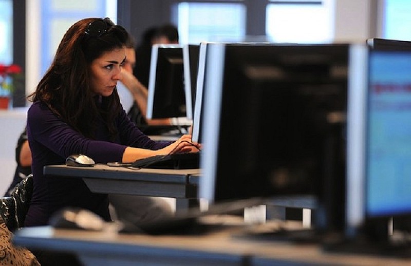 ragazza-computer-pc-latina24ore