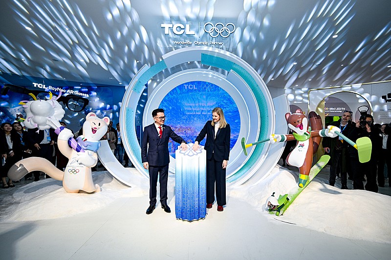 Kevin Wang, CEO, TCL Technology and Kirsty Coventry, celebrate the opening of TCL Edelweiss Land