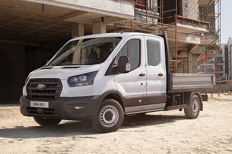 ford-pro-eu-conversions-3x2-v363_foe_shot_02_ext_frt_3_4_stc_work_site_flat_16_bit_1000x667_scds