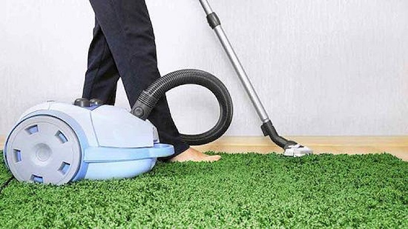 vacuum-cleaner-on-green-carpet